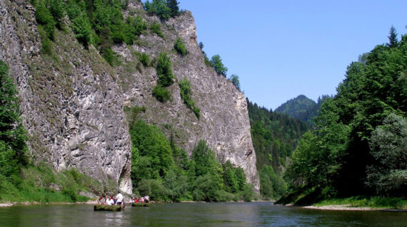 Gallery-photo-1_Wooden-rafting-day-tour-in-Slovakia-with-Adventoura-from-Poprad-(4)